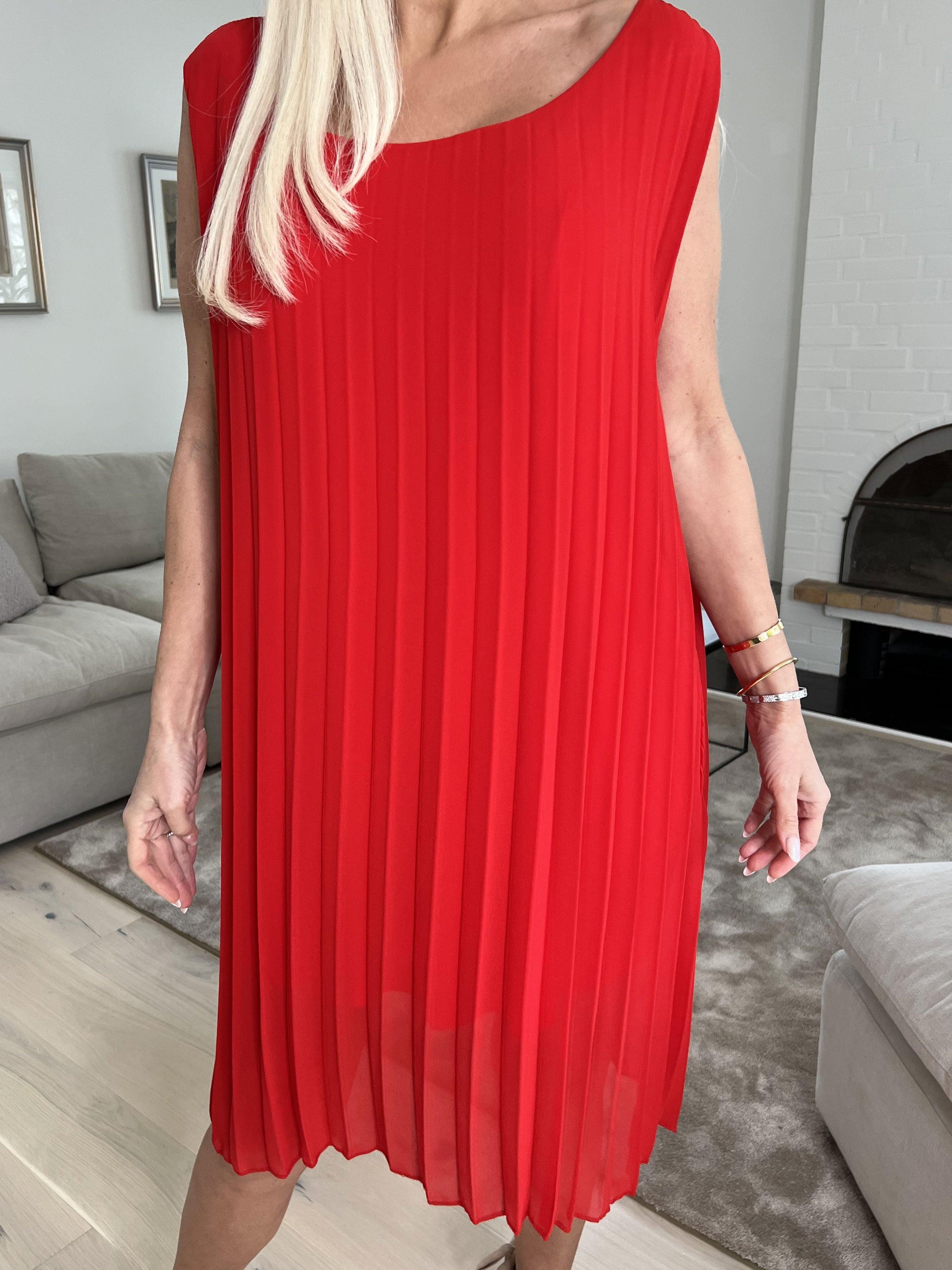 Saline - Söt ärmlös klänning i plisserad chiffong